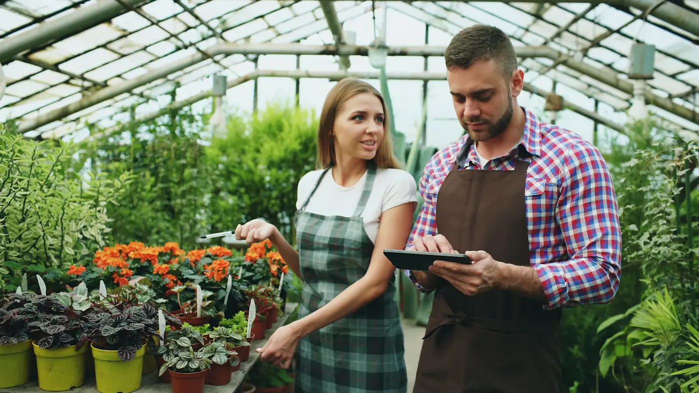 Commercial avec une tablette chez un client horticulteur