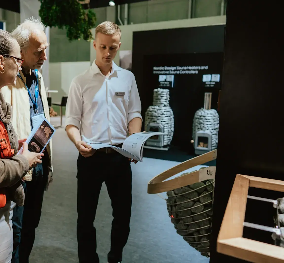 Visiteurs et exposant sur un stand de salon professionnel