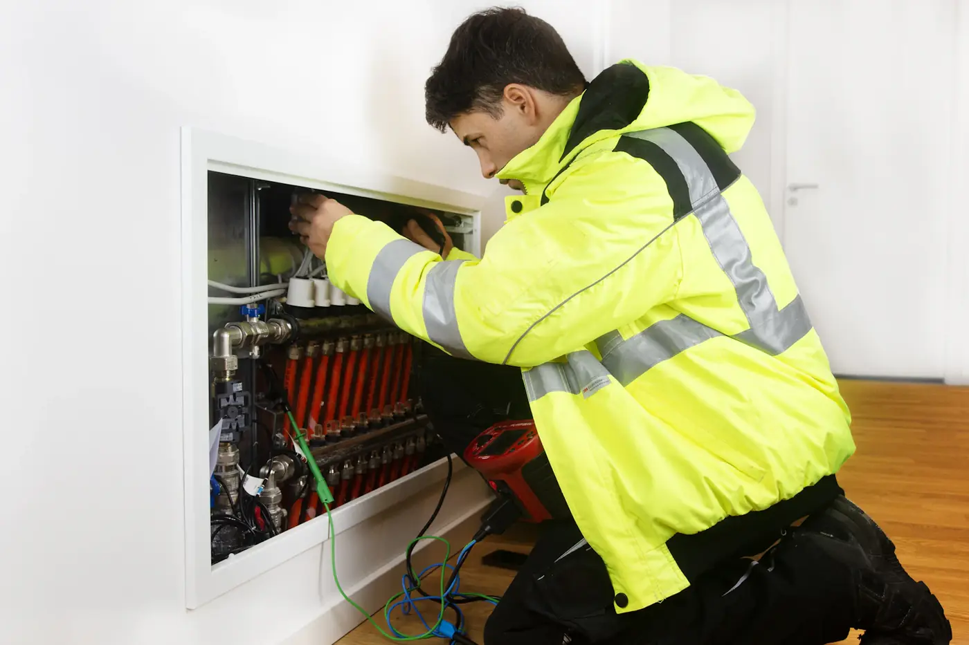 Technicien en intervention sur une installation de chauffage