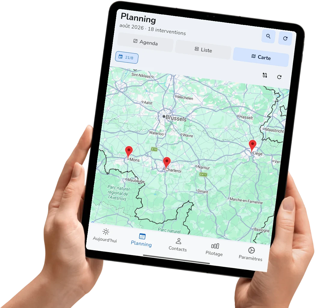Tablette tenue en main affichant la carte des interventions dans ASKA Field